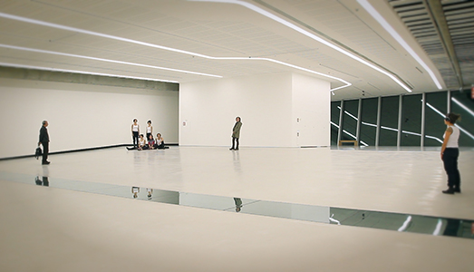 Un’intrusa nel mondo dell’arte. E altre storie Un’intrusa nel mondo dell’arte. E altre storie